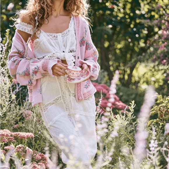 Knit crochet pink fluffy yarn red rose floral green leaf dangling trim capelet - Picture 6 of 8